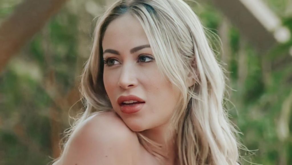 Carol Narizinho, de A Fazenda 12, sensualiza de camisola preta e deixa fãs babando