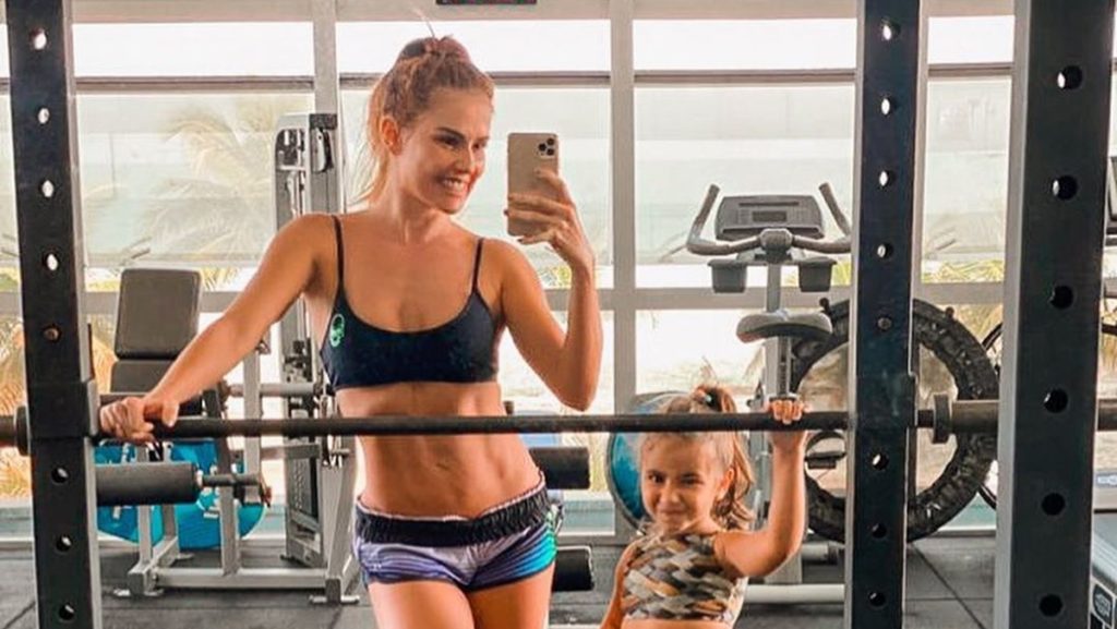 Deborah Secco e filha, Maria Flor em treino