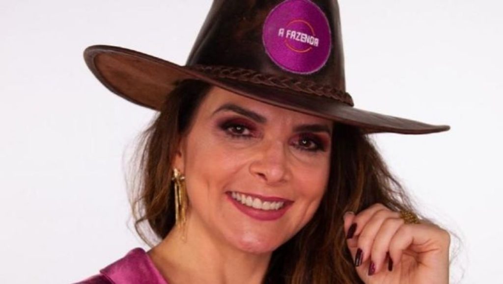 Luiza Ambiel exibe corpão ao tomar banho de biquíni em A Fazenda 12