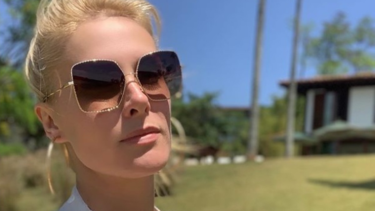 Ana Hickmann posa de body e exibe corpo escultural