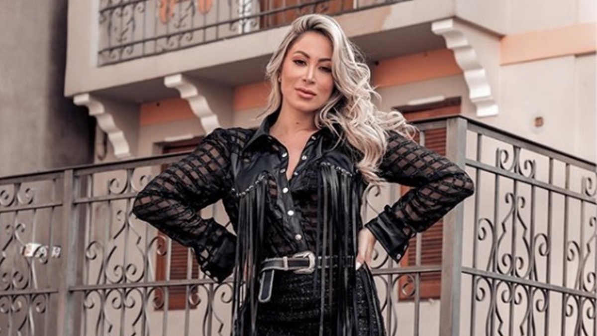 Carol Narizinho posa de shortinho jeans e ostenta buquê de flores