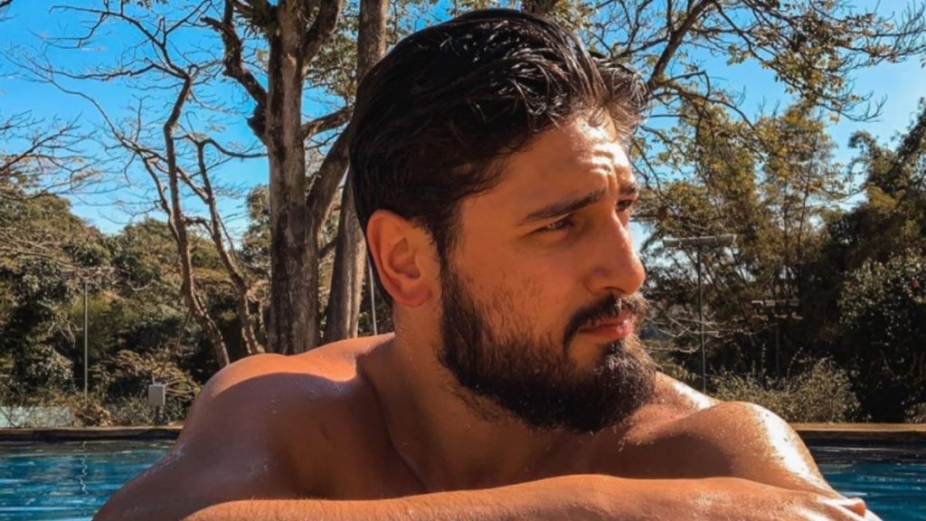 Quente! Daniel Rocha posta foto sem camisa e com o corpo todo suado