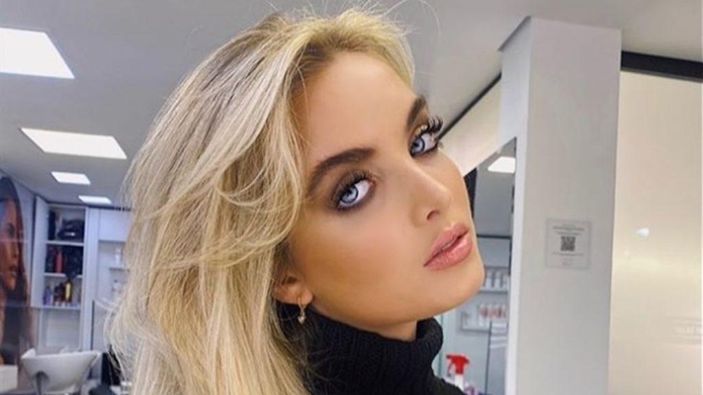 Giovanna Chaves sensualiza de biquíni e é comparada com a boneca Barbie