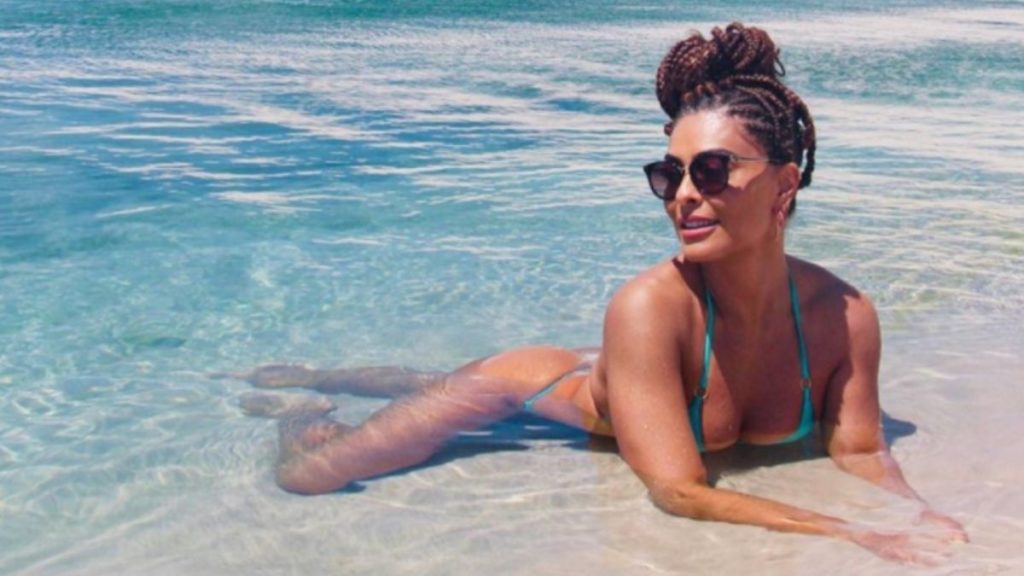 Radiante! Juliana Paes aparece seminua coberta por brilho nos Lençóis Maranhenses