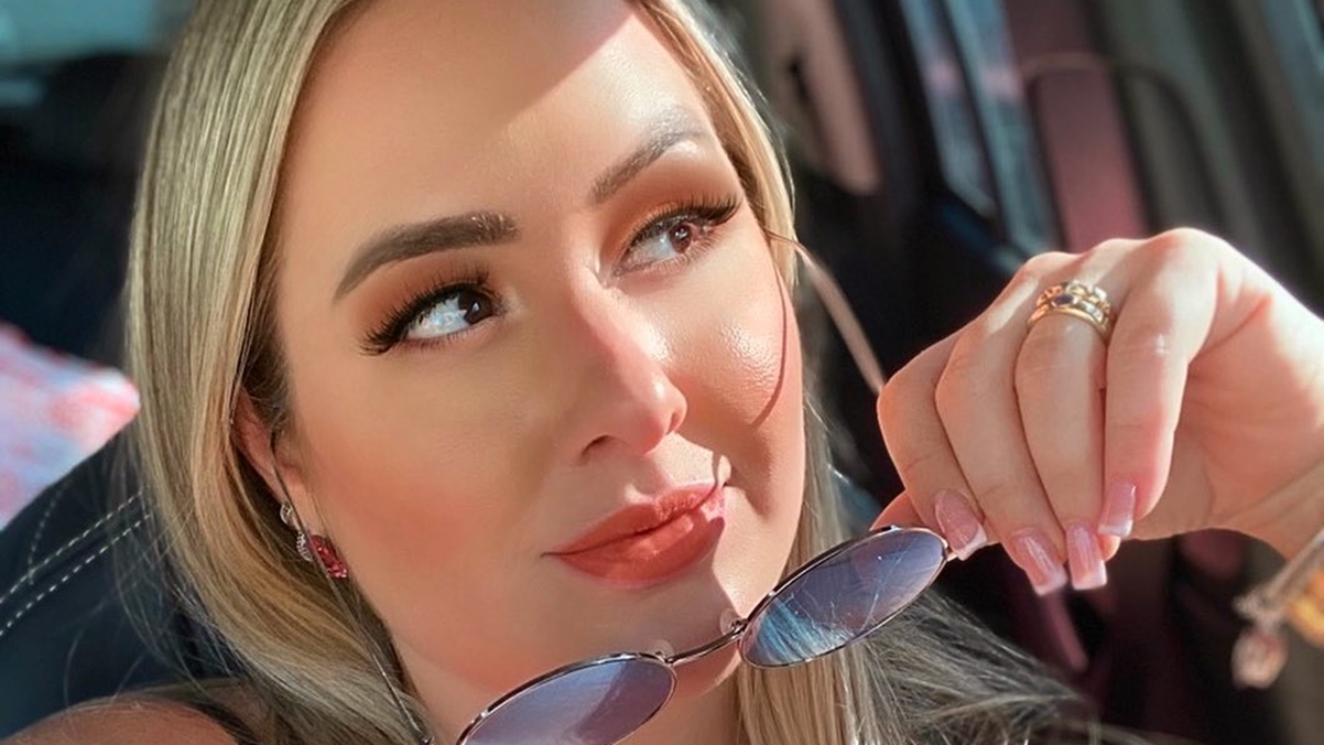 Patrícia Leitte arrasa em selfie e esbanja decote: “Lindona”