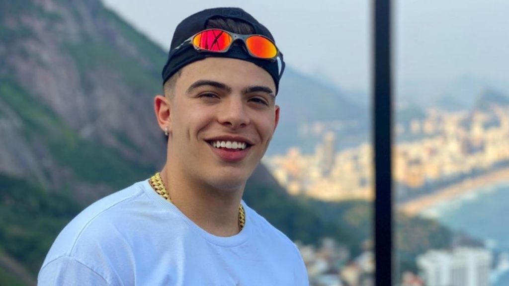 Eita! Thomaz Costa posta foto só de sunga e volumão rouba a cena