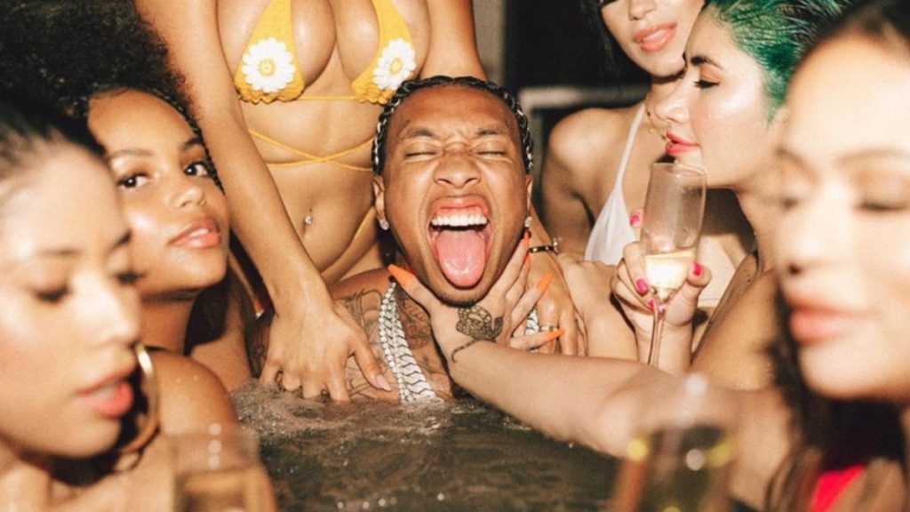 Tyga choca ao colocar dedo na vagina de mulher e lamber seios de loira no OnlyFans