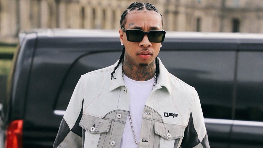 Tyga aparece com pênis ereto em cima de bumbum grandão