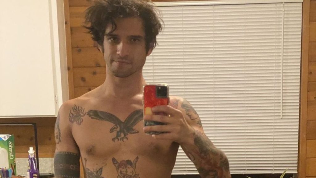 Tyler Posey publica novas fotos nu no OnlyFans e deixa fãs babando