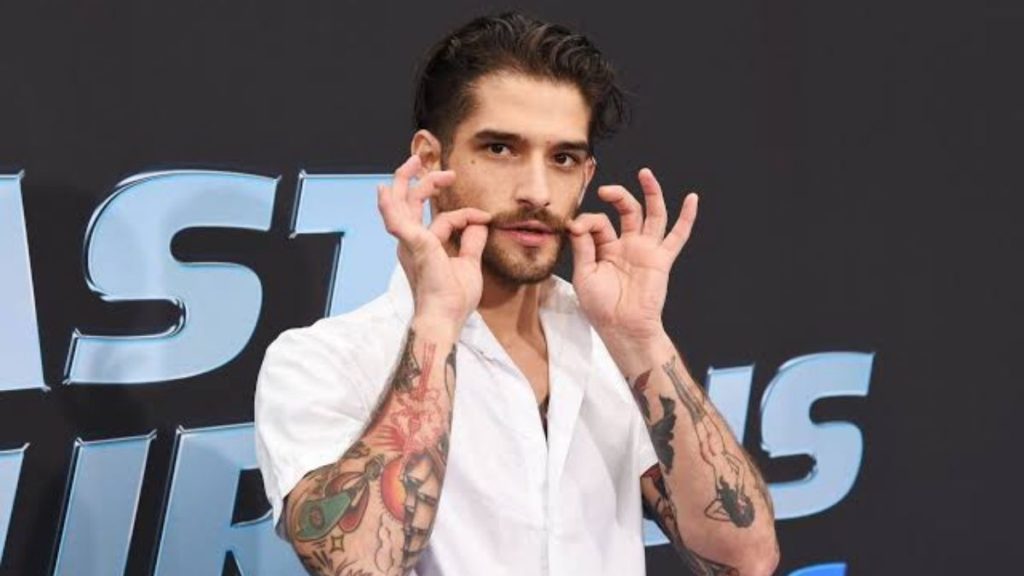 Tyler Posey deixa pênis marcadinho na calça e surpreende ao colocar dedo no bumbum