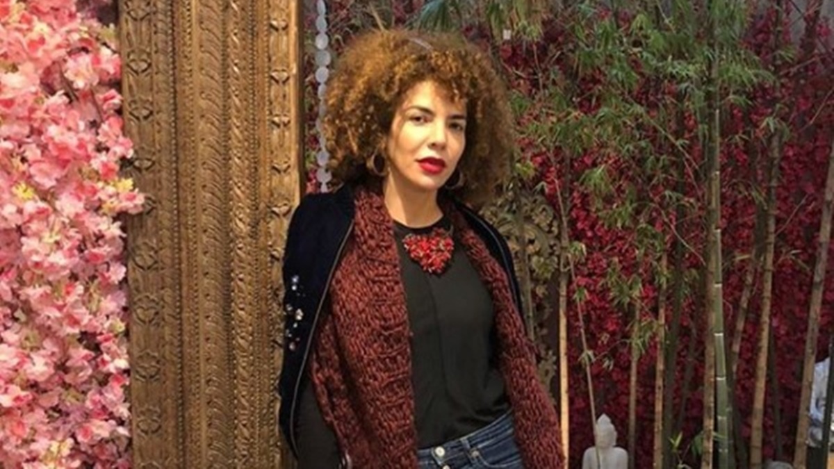 Vanessa da Mata sensualiza de top e calça jeans rasgada na cama