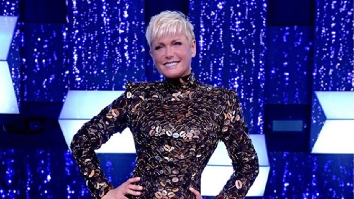 Xuxa Meneghel surge de calcinha hot pants em ensaio especial