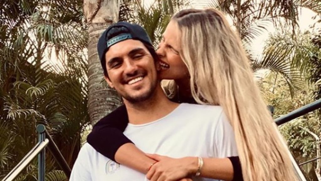 De biquíni, Yasmin Brunet posa com Gabriel Medina, no México