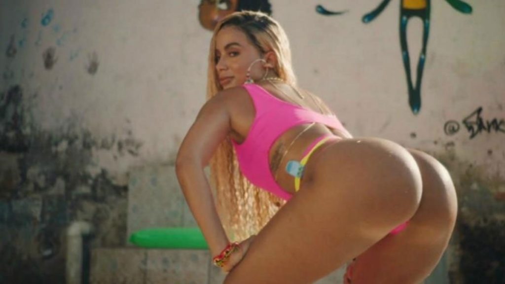 Anitta esclarece os motivos da implicância com seu bumbum