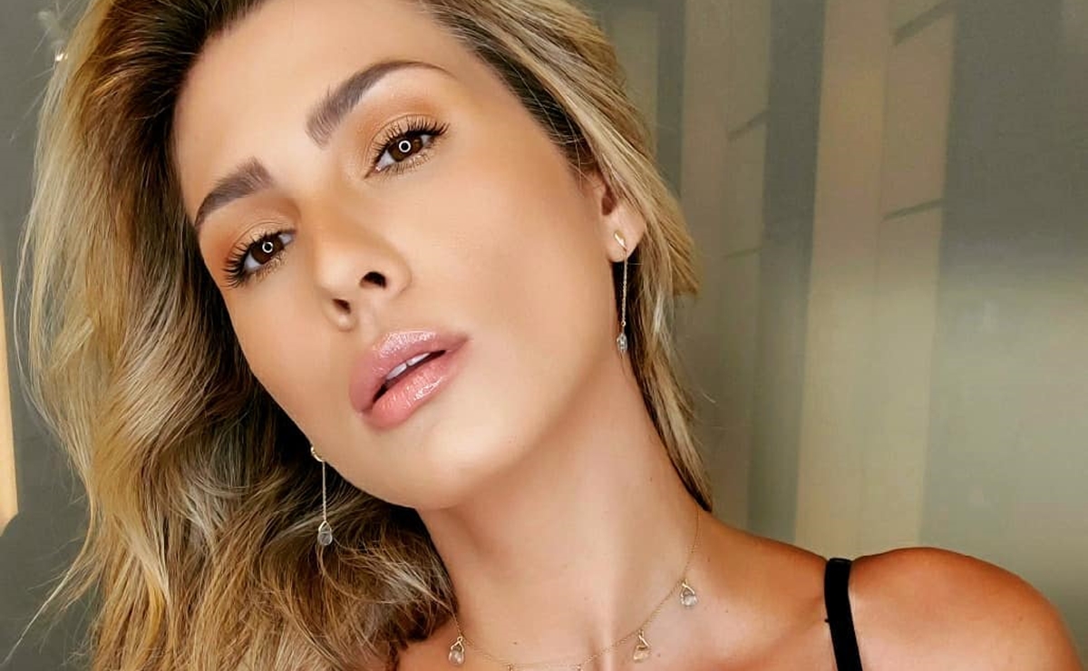 Lívia Andrade exibe bumbum durinho ao posar de maiô