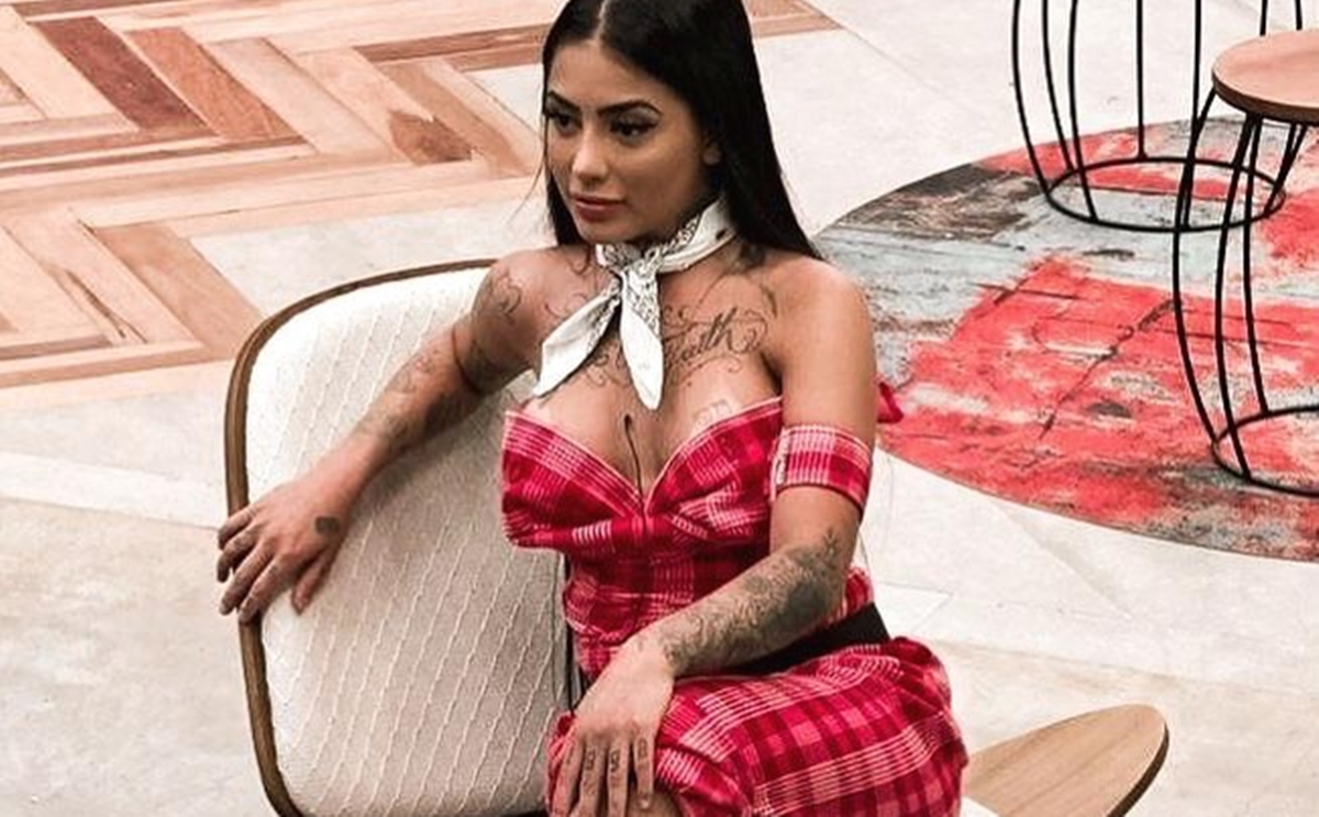 MC Mirella sensualiza usando lingerie vermelha ousadíssima