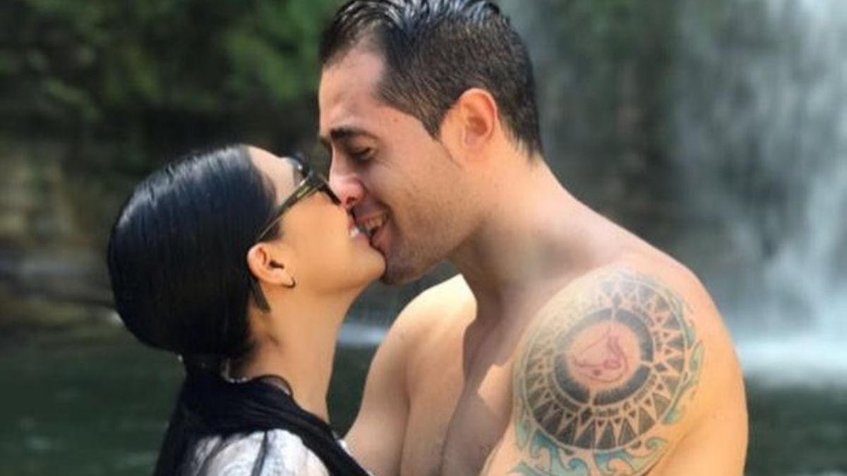 Simaria posa de topless em fotos quentes com o marido