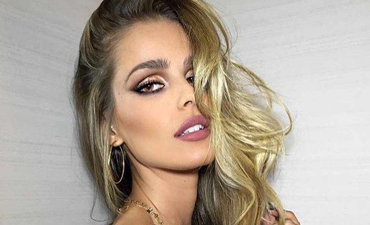 Yasmin Brunet posa de biquíni em praia e comemora aniversário