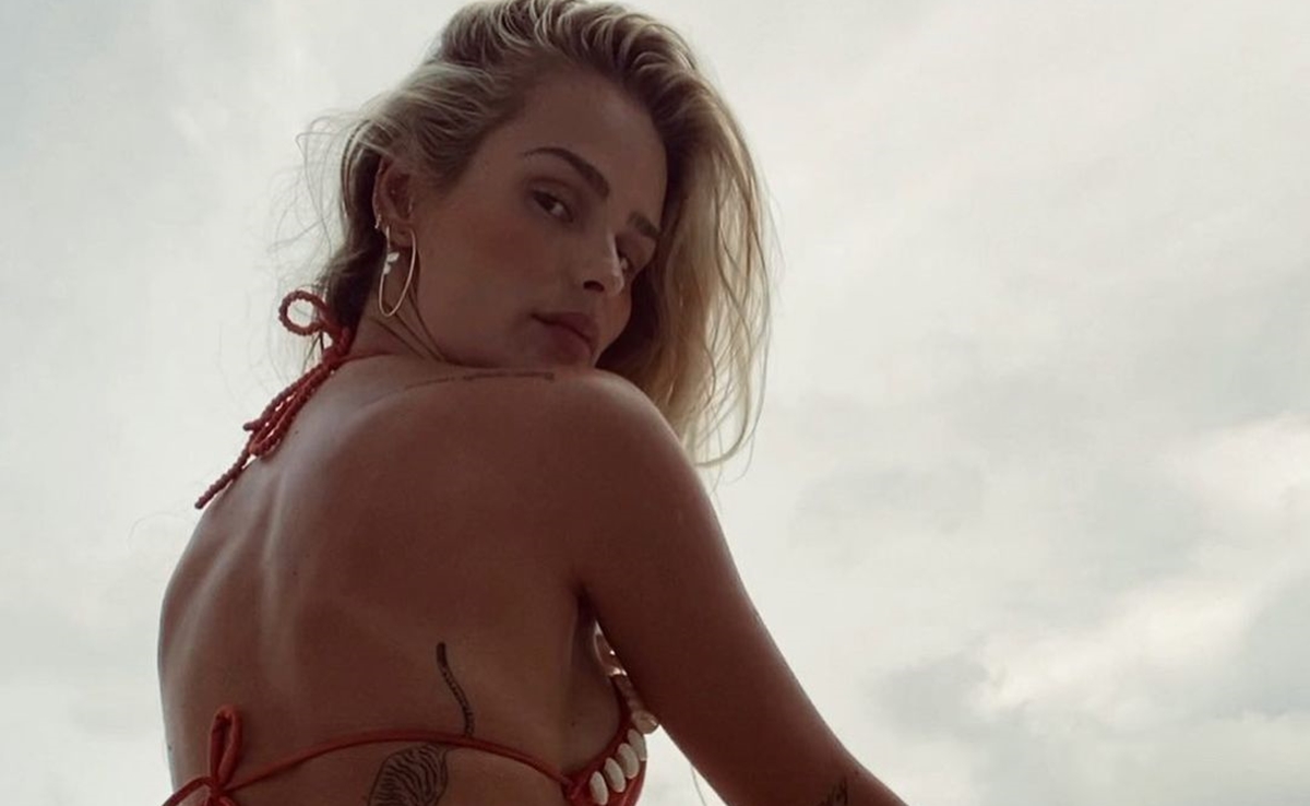 De biquíni, Yasmin Brunet faz pose e exibe estilo em praia