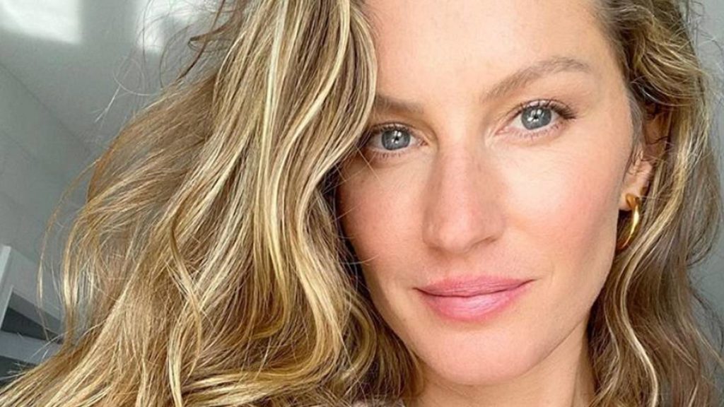 Gisele Bündchen posa de biquíni ao lado dos filhos e reflete sobre o meio ambiente