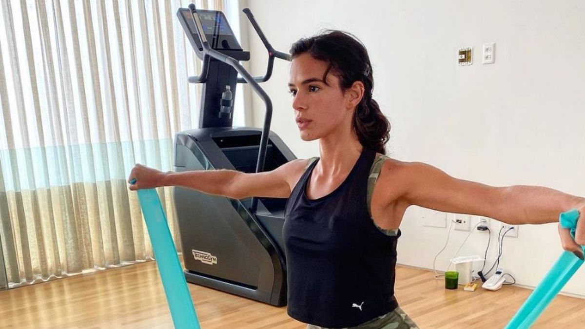 Bruna Marquezine exibe rebolado em dia de treino de boxe