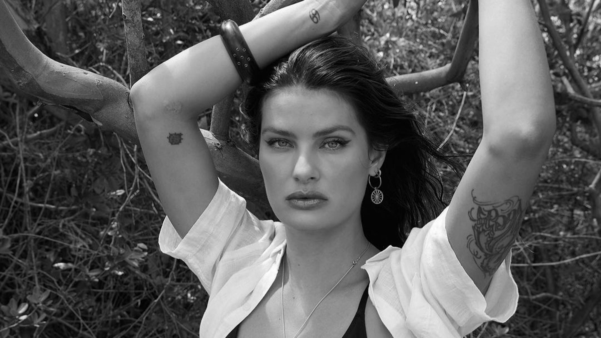 De biquíni com amarrações, Isabeli Fontana mostra corpo escultural