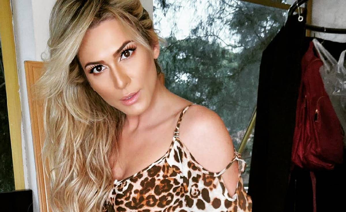 Lívia Andrade deixa decote mínimo à mostra em look preto