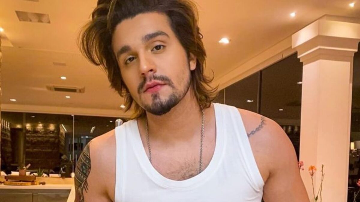 Luan Santana posa sem camisa e enlouquece fãs: “Gostoso”