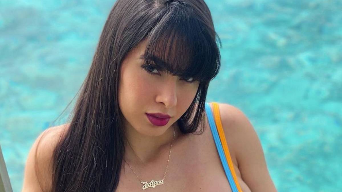 Juliana Caetano sensualiza durante banho de mangueira com biquíni cavado