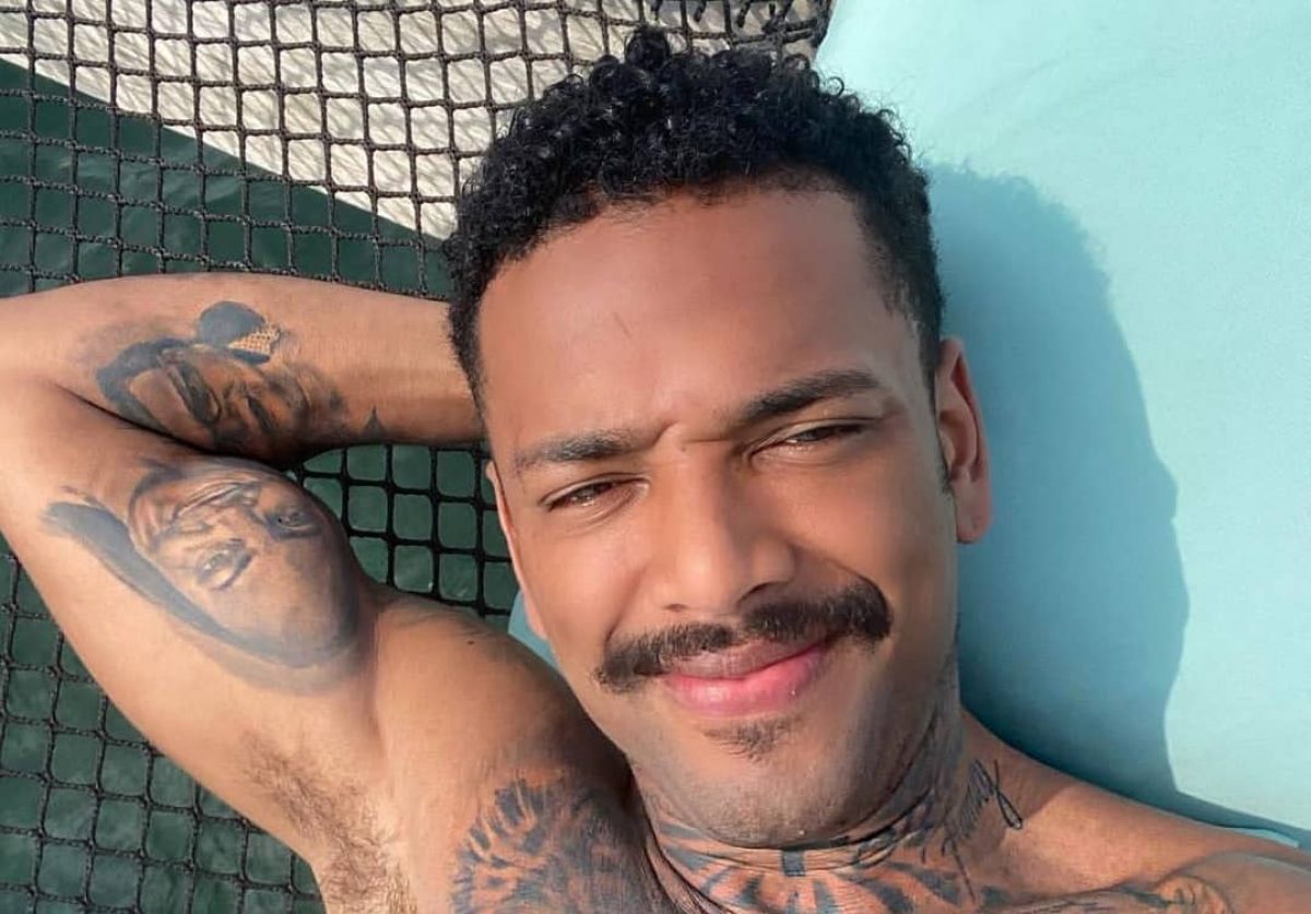 Nego do Borel posa sem camisa, destaca tatuagens e fãs reagem: “Gostoso”