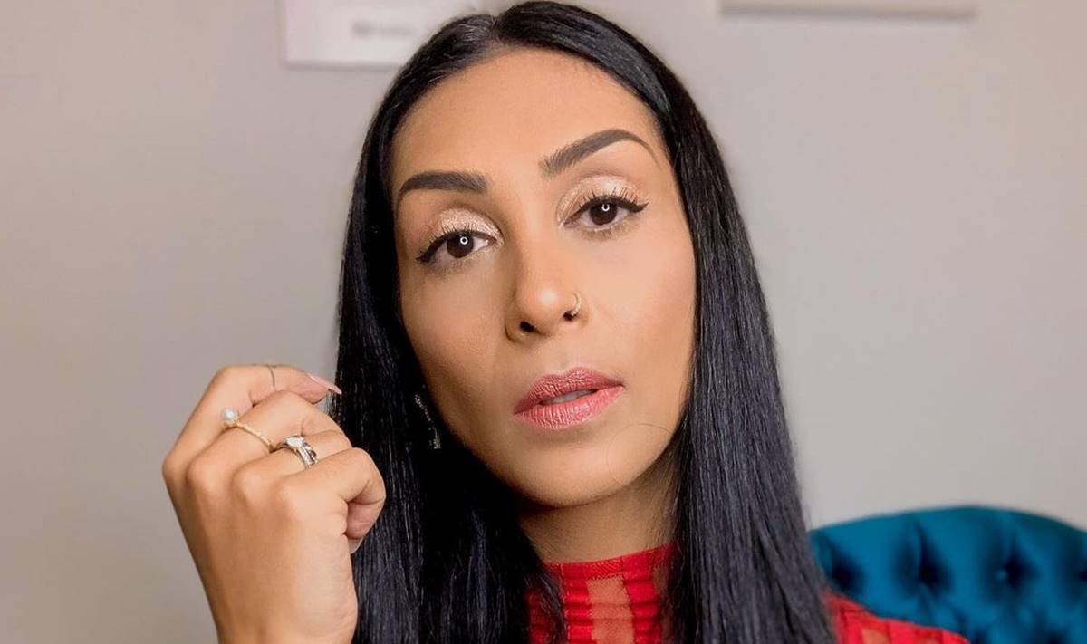 Ex-BBB Amanda Djehdian mostra cicatriz um mês após remover silicone dos seios