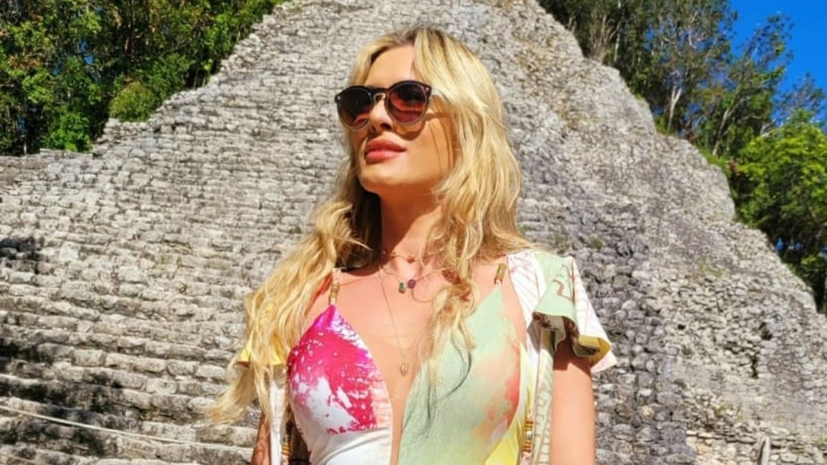 Lívia Andrade chama a atenção de biquíni em clique praiano