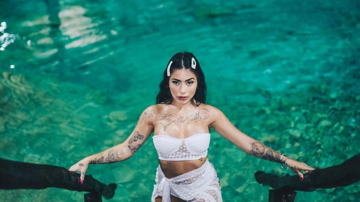 MC Mirella exibe corpaço em foto de biquíni e fãs reagem: “Sereia”