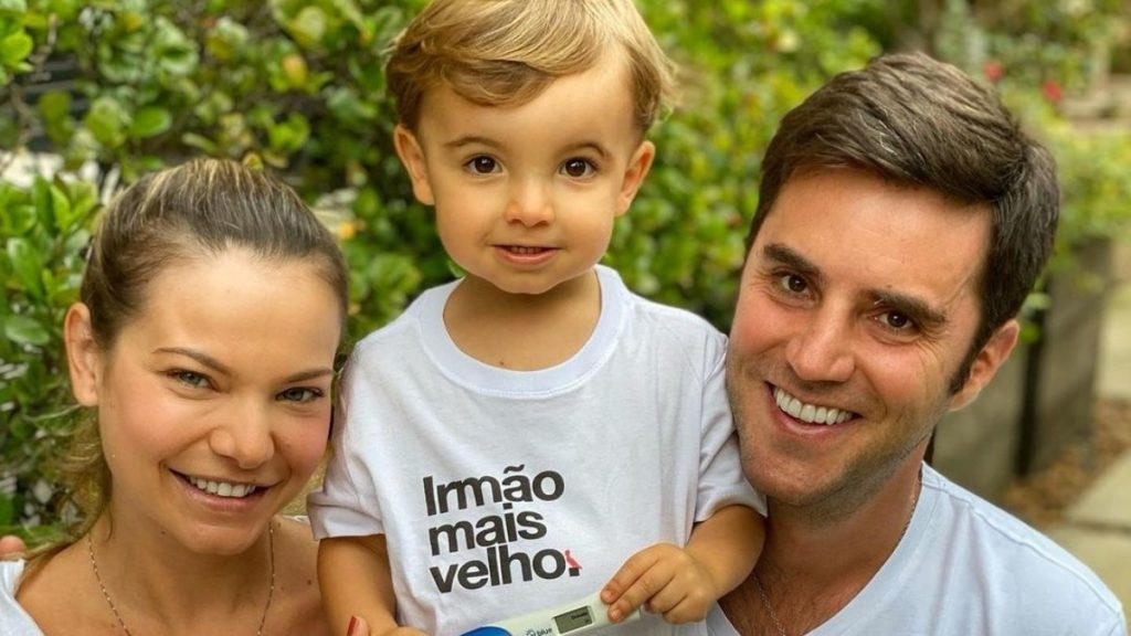 Milena Toscano entre o filho, João Pedro, e o marido, Pedro Ozores