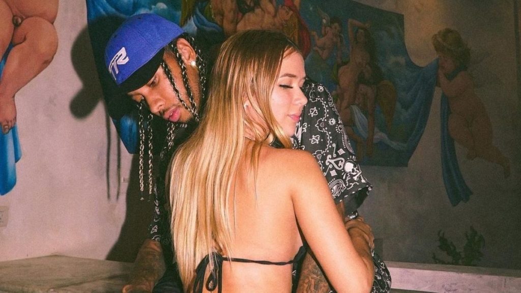 Tyga e modelo