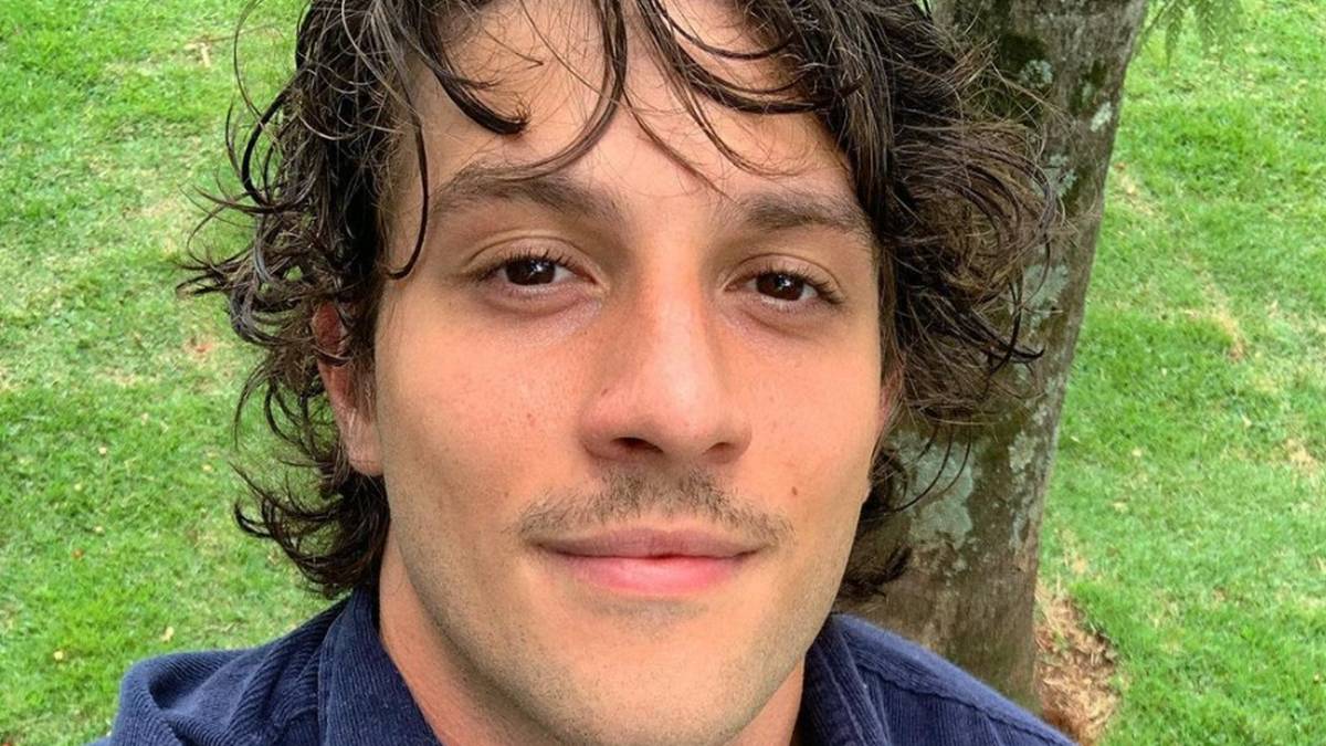 Chay Suede exibe colete e pernas à mostra em clique