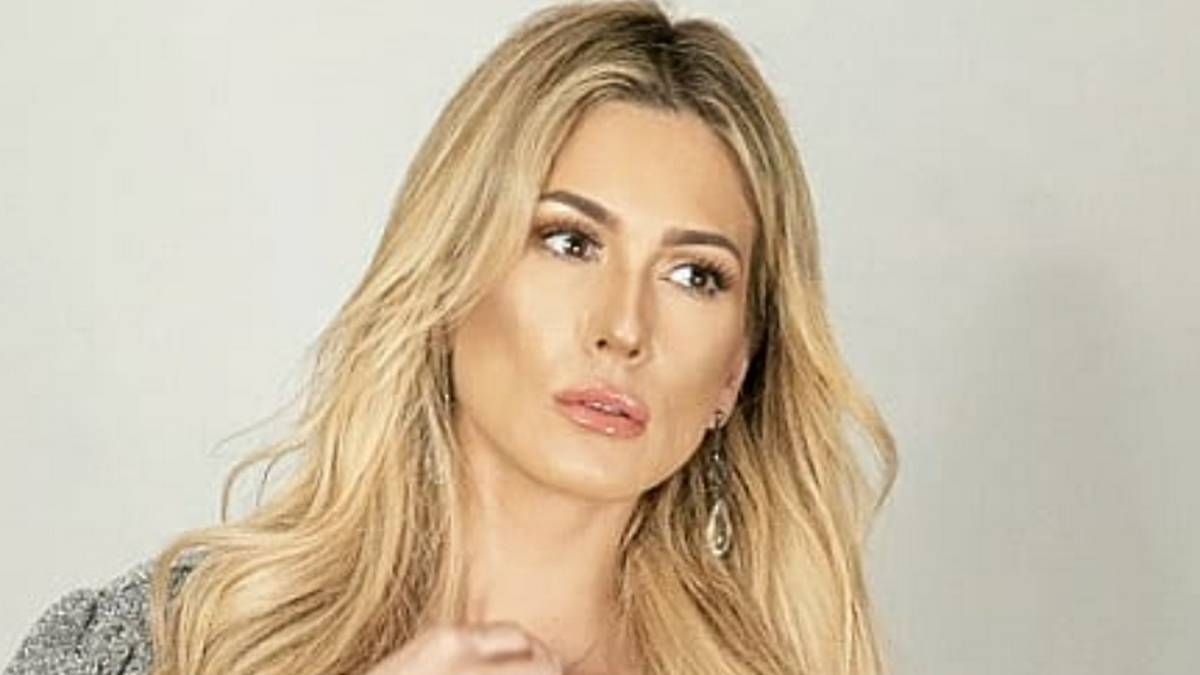 Lívia Andrade empina o bumbum de biquíni e recebe críticas: “Esquisita”