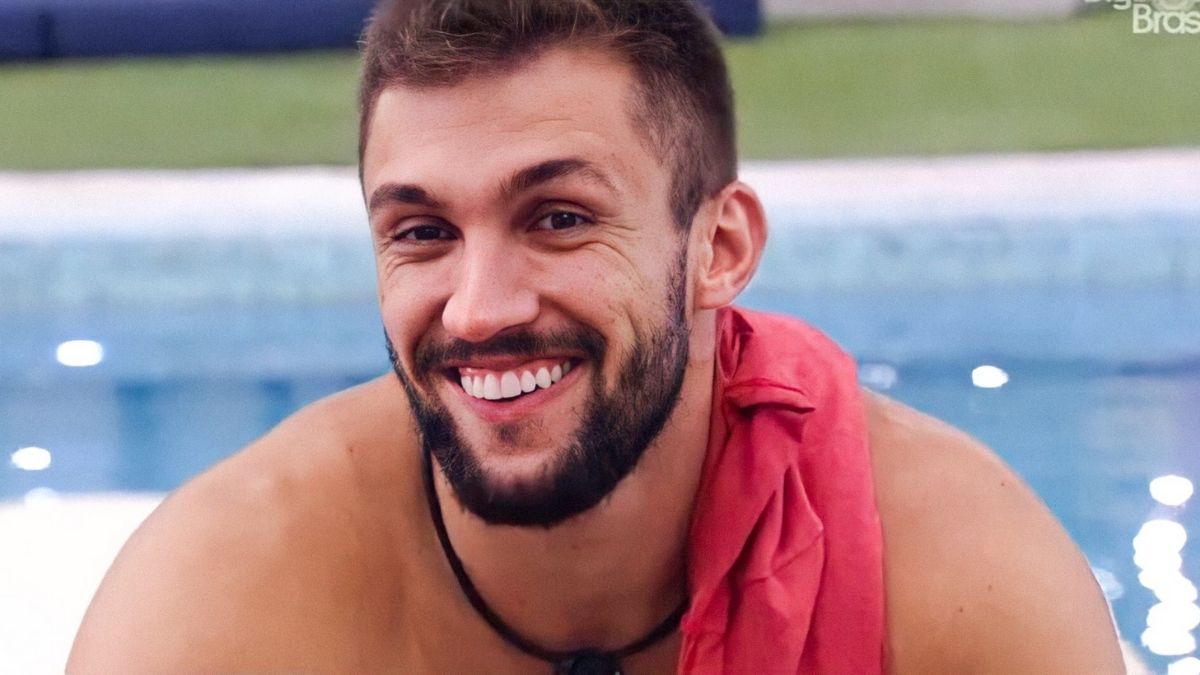 Eita! Arthur, do BBB21, deixa parte do pênis à mostra durante o banho