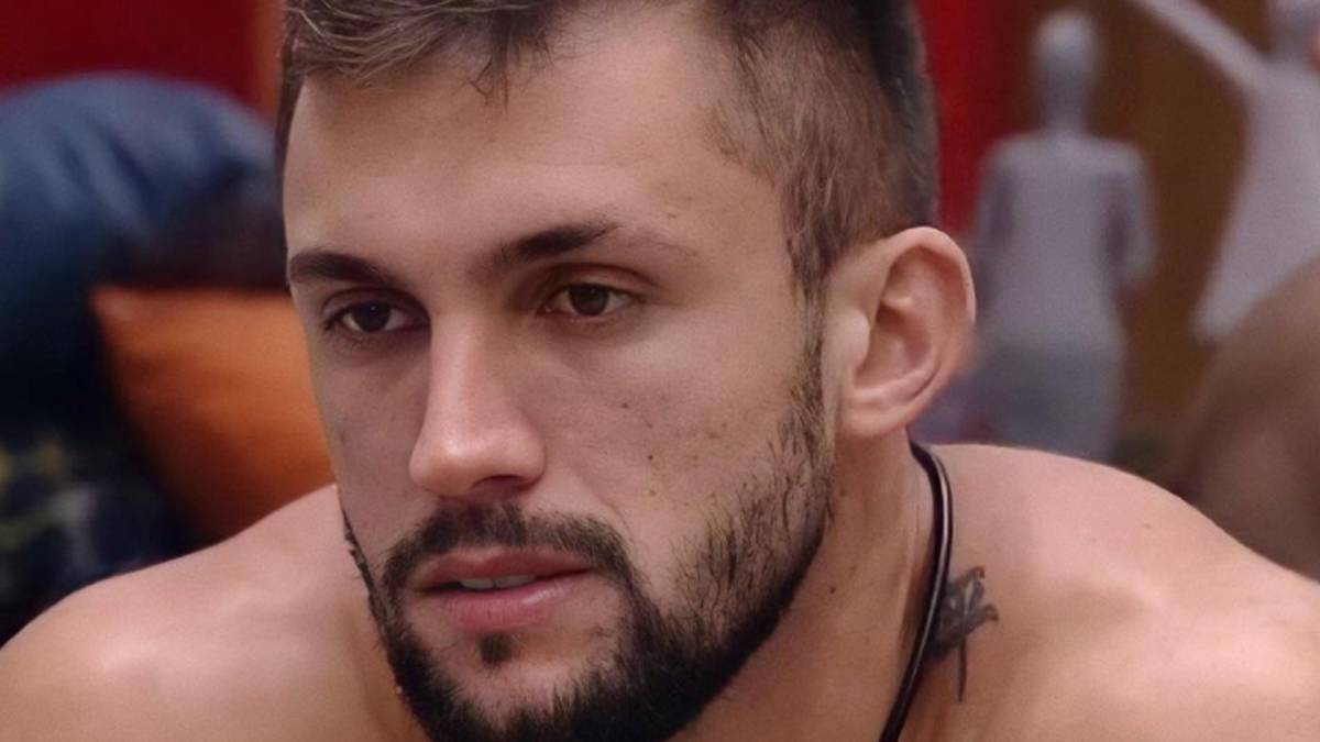 BBB21: No escuro com Projota, Arthur Picoli enche a mão nas partes íntimas