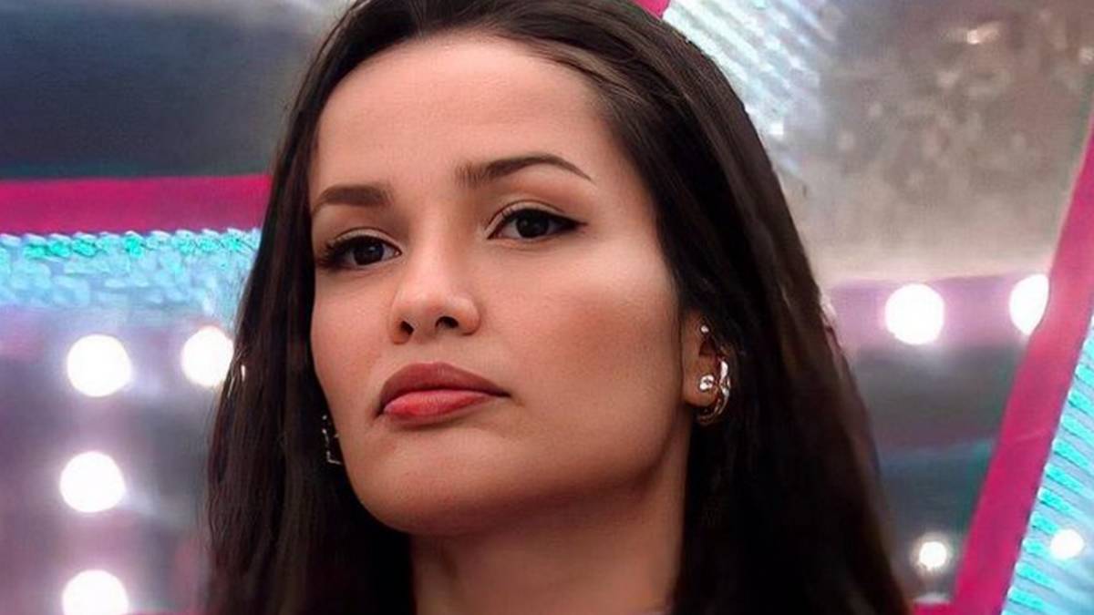 Juliette, do BBB21, renova o bronze e empina o bumbum com biquíni cavado