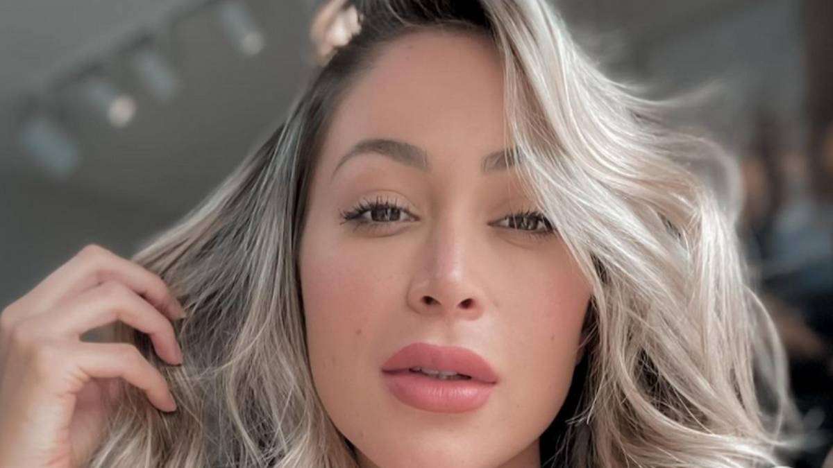 Carol Narizinho surge de cadeira de rodas no hospital após cirurgia