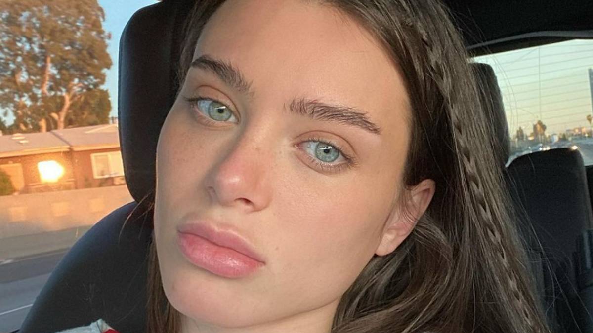 Lana Rhoades dispensa tarja nos seios e quase fica seminua em clique