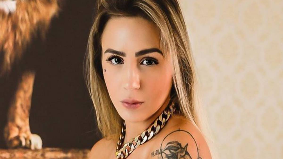 Musa do Palmeiras sensualiza ao tirar a calcinha fio dental: “Delícia”