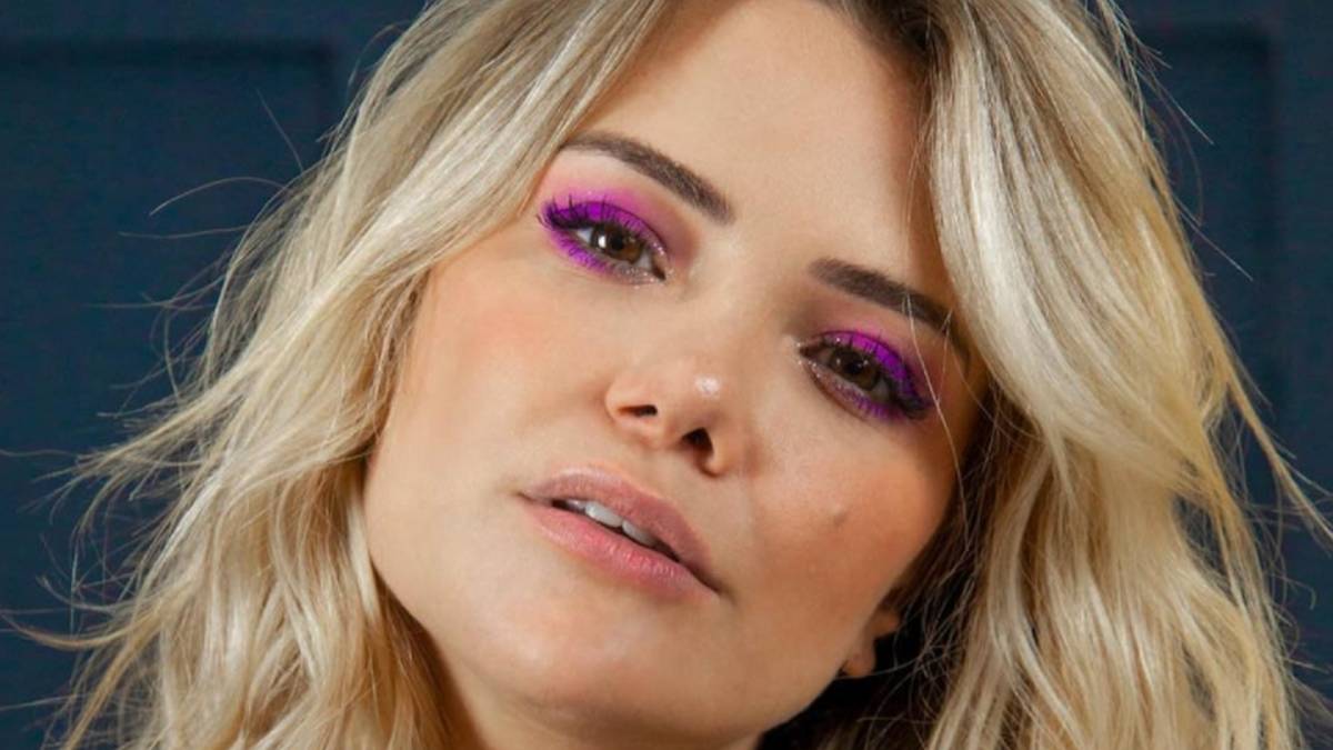 Ex-BBB Marcela Mc Gowan posa de maiô rosa e ostenta coxão em clique