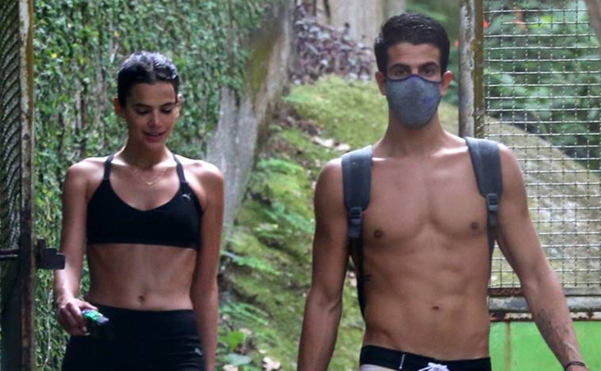 Bruna Marquezine e Enzo Celulari são flagrados juntos em trilha após troca de declarações