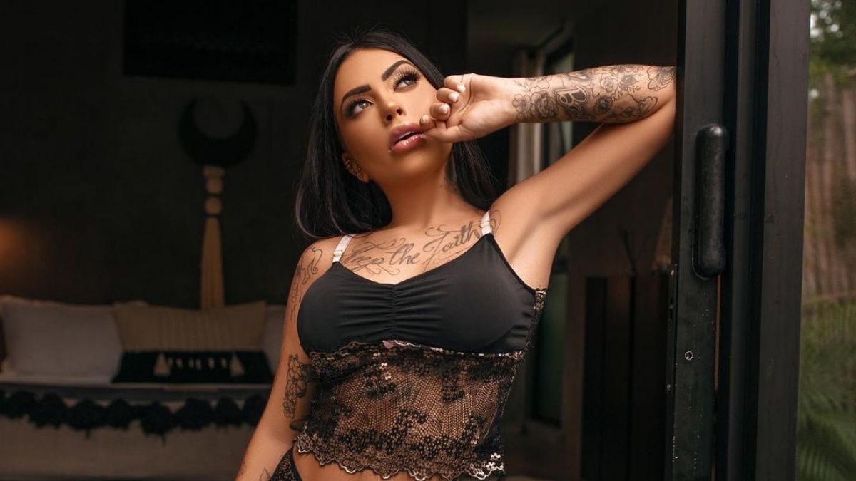 De lingerie, MC Mirella mostra bumbum redondo  entre ‘quatro paredes’