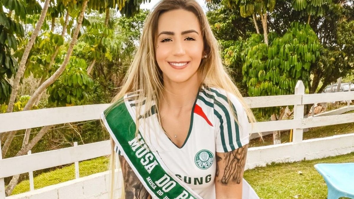 Musa do Palmeiras empina o bumbum no meio do campo de futebol