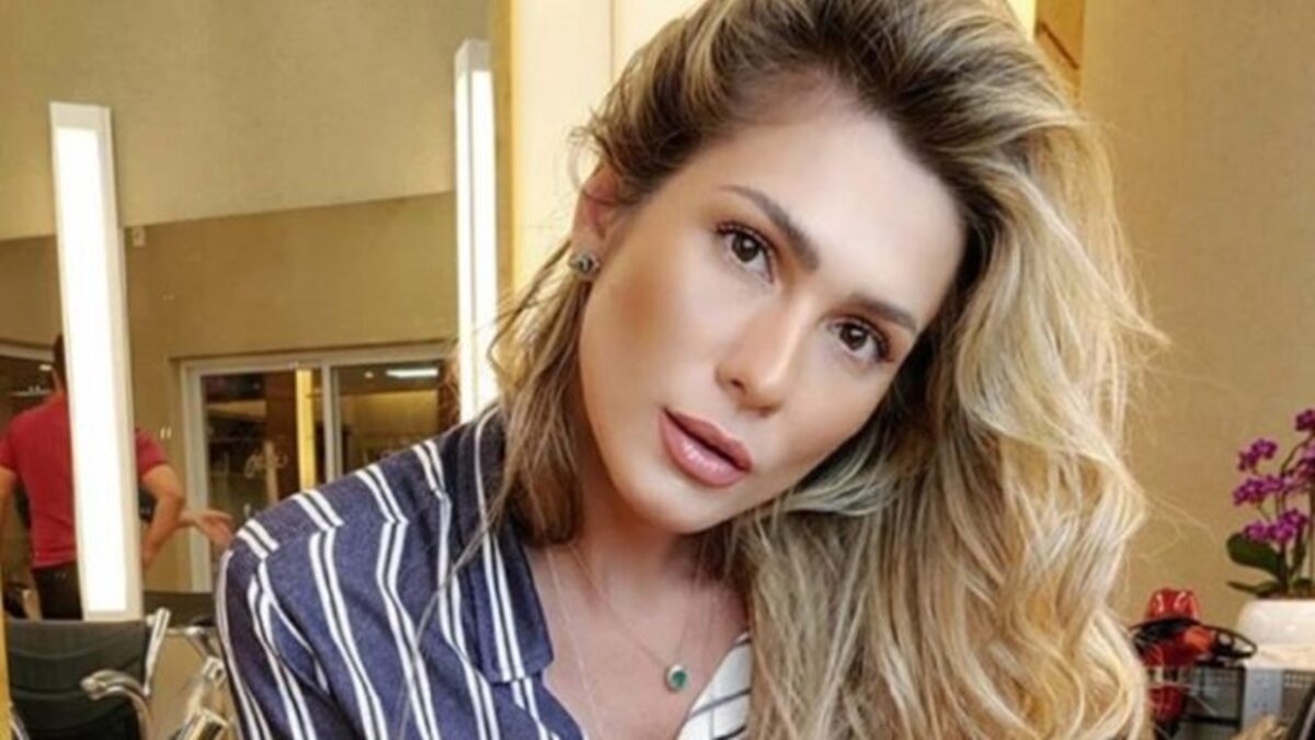 Lívia Andrade empina o bumbum de biquíni e impressiona: “Gata”