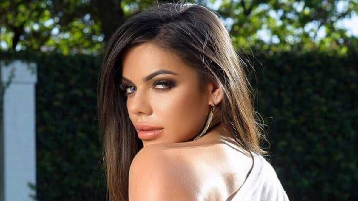 Suzy Cortez, musa do OnlyFans, sensualiza sem calcinha ‘de ladinho’ no sofá