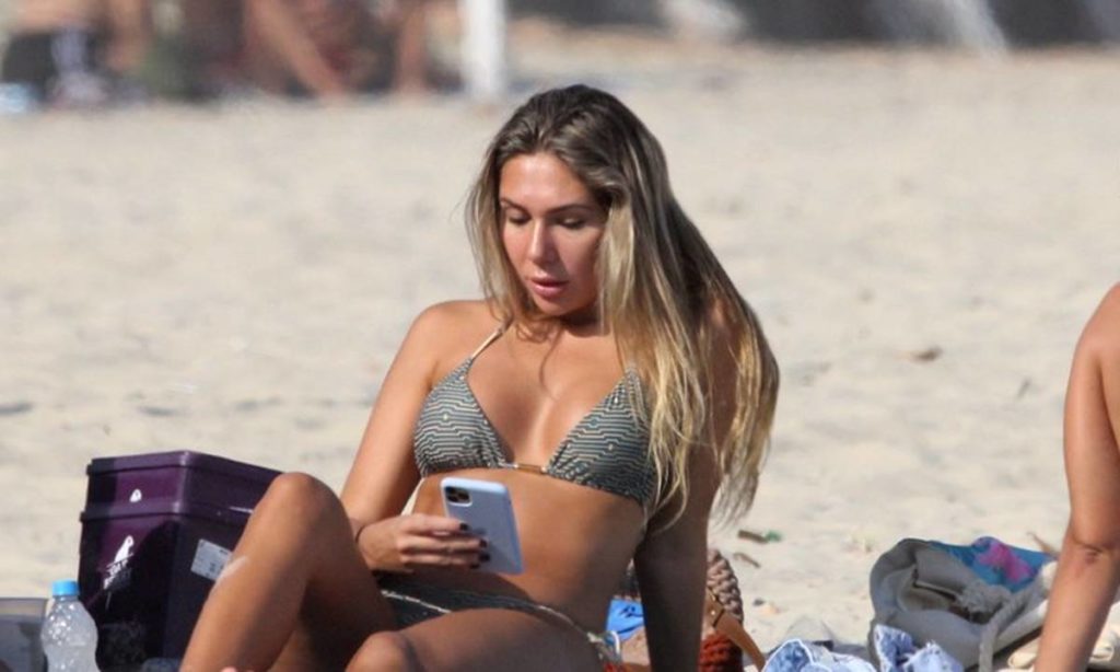 Carol Portaluppi em praia do Rio de Janeiro